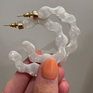 Set of 2 Acrylic Scalloped Hoop Earrings